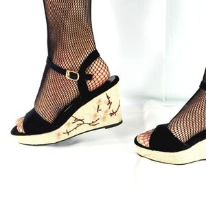 Dulala Floral embroidered wedge sandal size 8-8.5